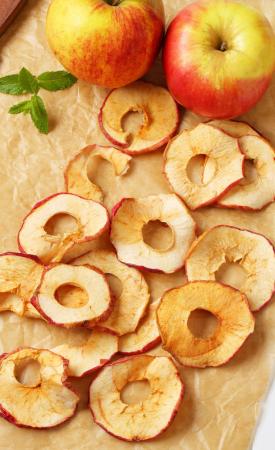 Dietetyczne chipsy można przygotować z buraków, jabłek, marchwi oraz selera. 