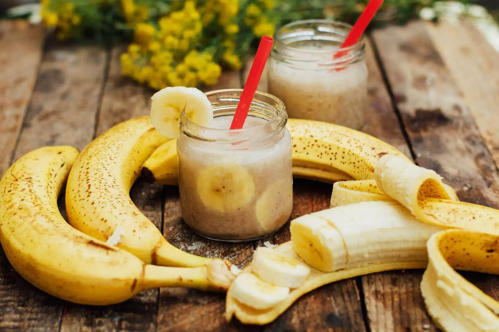Przepis na koktajl jaglany z bananem, kurkumą i borówkami