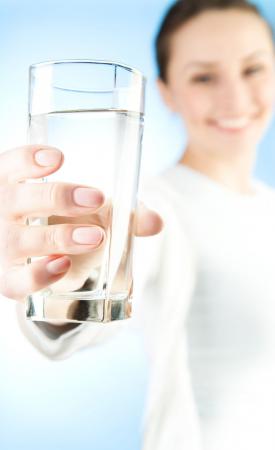 Odpowiednia ilość wody dostarczona w ciągu dnia, przyczynia się do prawidłowego działania wszystkich organów w naszym ciele. 