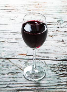 Chorzy na cukrzycę powinni wybierać wina wytrawne, ponieważ są mniej kaloryczne i mają o wiele mniej węglowodanów niż np. półsłodkie.
