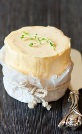 Jedna kostka masła dostarcza około 700 kcal, a ilość jakiej używamy do posmarowania kromki chleba około 35 kcal.
