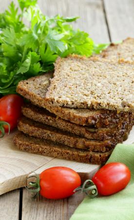 Osoby chcące obniżyć poziom cholesterolu zamiast chleba pełnoziarnistego powinny wybierać pszenny.