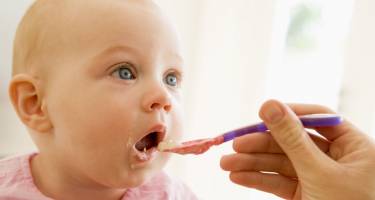 Karmienie po 6 miesiącu życia - kiedy i jak rozszerzać dietę niemowlaka?