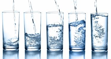 Woda w diecie odchudzającej - jakie ma znaczenie i ile jej pić?