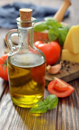 Oliwa jest źródłem kwasów tłuszczowych obniżających poziom złego cholesterolu.