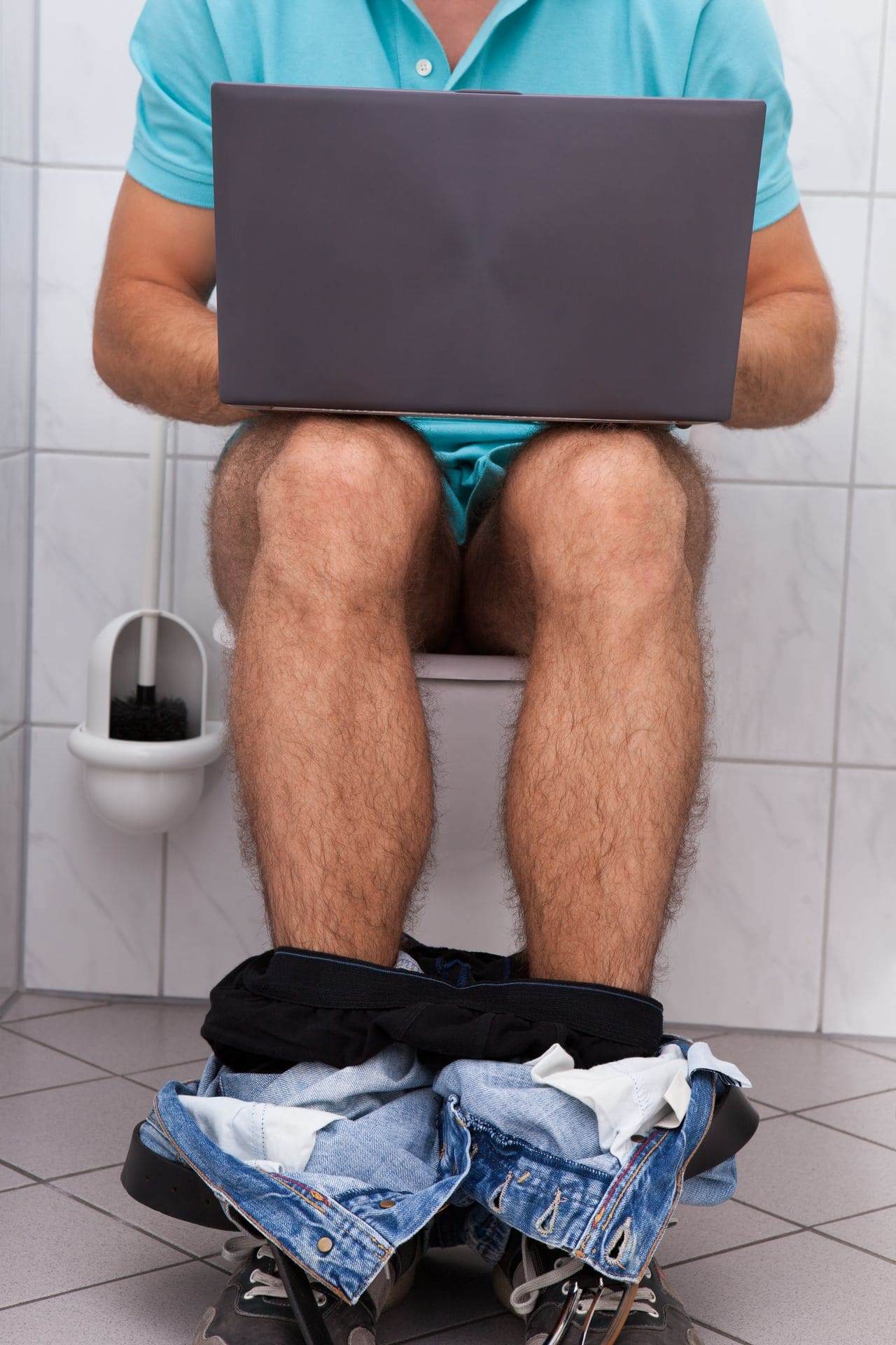 Мужчина сидит в туалете. Человек на унитазе с ноутом. Мужик с ноутбуком на унитазе. Унитаз.