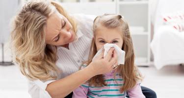 Wzmocnienie odporności dziecka – naturalne sposoby kontra gotowe preparaty witaminowe
