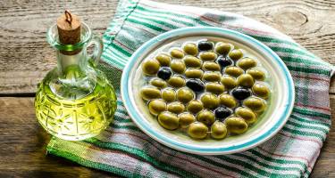Oliwa z oliwek stosowana nie tylko w kuchni! Wpływa na włosy, paznokcie i skórę twarzy!