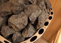 Temperaturę w saunie suchej uzyskuje się dzięki rozgrzanym kamieniom.