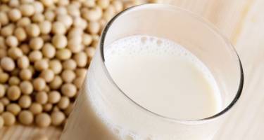 Mleko sojowe vs mleko ryżowe. Właściwości i skład zamienników mleka krowiego