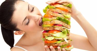 Przyczyny kompulsywnego sięgania po jedzenie