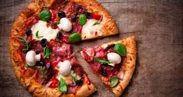 Pizza – historia, rodzaje, przygotowanie oraz polskie odmiany