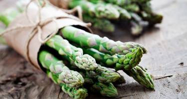 Szparagi – rodzaje, właściwości, gotowanie i przepisy