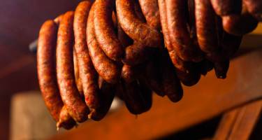 Wędzenie oraz peklowanie mięs – co uzyskujemy w tych procesach i jak wpływają na jakość wyrobów?