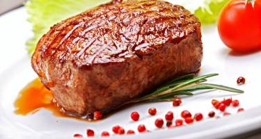 Steki – przyprawy, rodzaje używanych mięs i sposób ich przygotowania