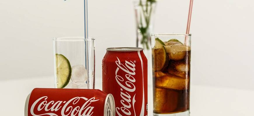 Coca-Cola – porównanie składu popularnych napojów