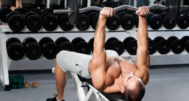 Trening mięśni ramion – plan dla początkujących i zaawansowanych
