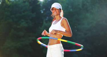Hula hoop – efekty, ćwiczenia i wybór najlepszego sprzętu