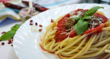 Przepis na spaghetti z sosem ze świeżych pomidorów