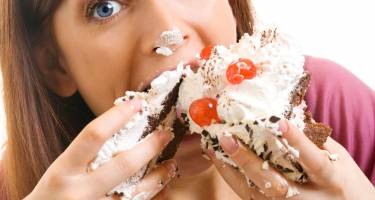 Obniżony nastrój i zespół napięcia przedmiesiączkowego przyczyną nadmiernego jedzenia