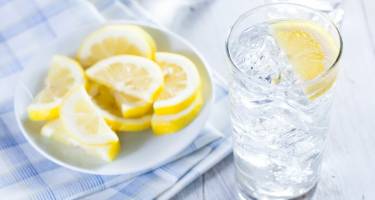 Zacznij swój dzień od szklanki wody z cytryną!