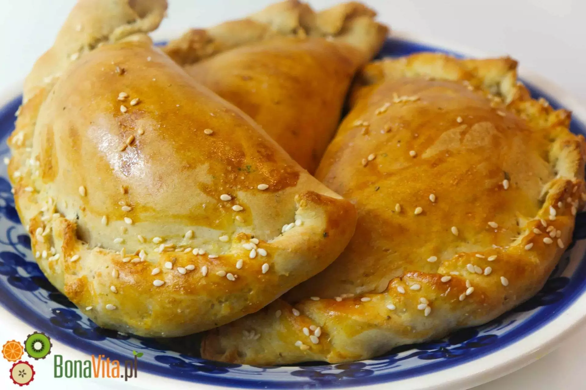 Przepis na calzone z kurczakiem i warzywami.