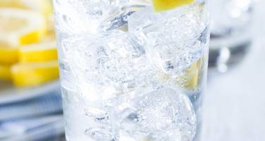 Szklanka wody z cytryną idealna na zapalenie pęcherza