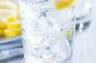 Szklanka wody z cytryną idealna na zapalenie pęcherza