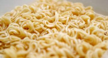 Zupka chińska – skład, kalorie, wpływ na zdrowie oraz przebieg ciąży
