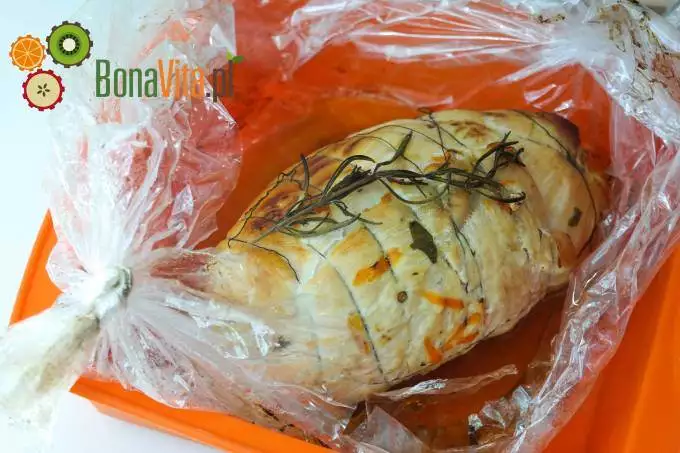 Pieczeń z indyka z warzywnym farszem