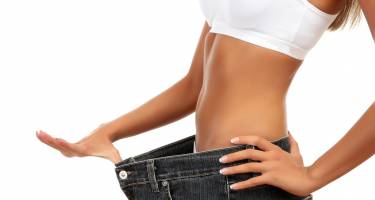 Dieta płaskiego brzucha – zasady, produkty i efekty diety Cynthii Sass