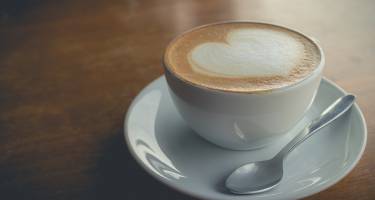 Najlepsza pora na kawę – kiedy najbardziej nas pobudzi?