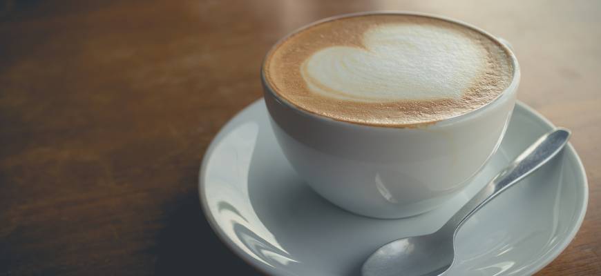 Najlepsza pora na kawę – kiedy najbardziej nas pobudzi?