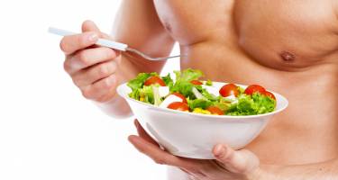 Dieta na masę mięśniową – wysokobiałkowa czy tłuszczowa. Przykładowa dieta na masę