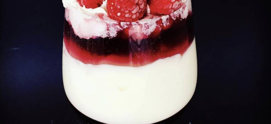 Deser w postaci jogurtu greckiego z galaretką