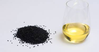 Olej z czarnuszki – właściwości. Do picia, na trądzik, alergię, zmarszczki, łysienie