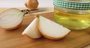 Domowy syrop na kaszel – z cebuli, czosnku, imbiru. Jak zrobić syrop z cebuli?