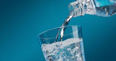 Woda mineralna – wysoko- i niskozmineralizowana, skład. Jaka jest najlepsza woda mineralna?