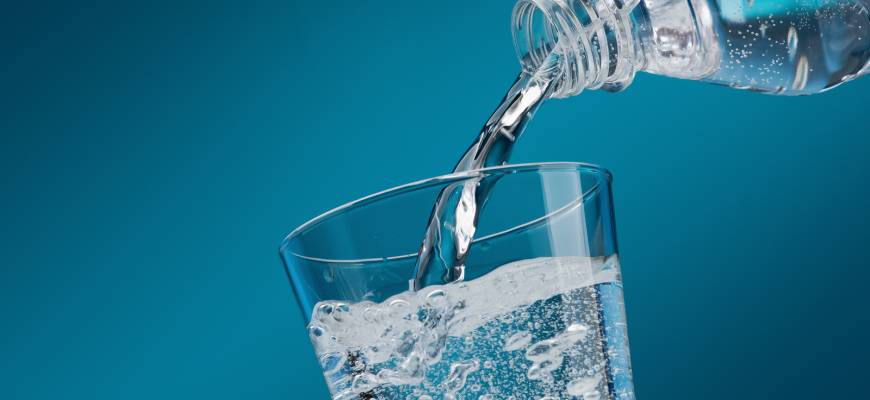 Woda mineralna – wysoko- i niskozmineralizowana, skład. Jaka jest najlepsza woda mineralna?