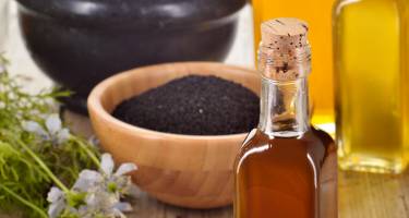 Olej z czarnuszki – właściwości, skutki uboczne. Jak stosować olej z czarnuszki?