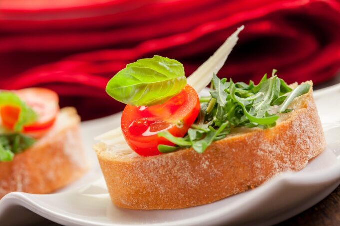 Przepis na kanapki z rukolą, parmezanem i suszonymi pomidorami