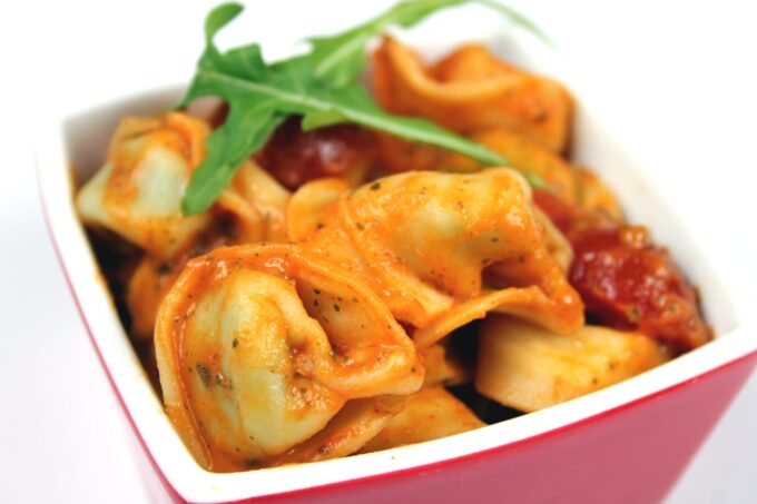 Sałatka z tortellini i rukolą