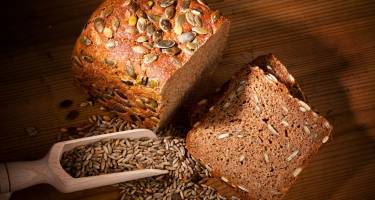 Jak upiec chleb? Chleb na zakwasie i na drożdżach. Jak zrobić zakwas na chleb?