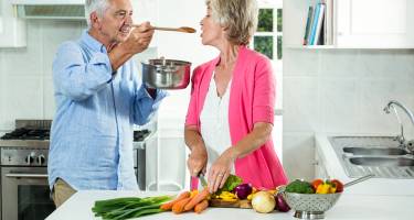 Menopauza – pierwsze objawy, domowe sposoby, zioła, dieta. Jak długo trwa menopauza?
