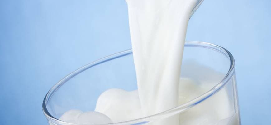 Serwatka z mleka – na co pomaga? Co zrobić z serwatki?