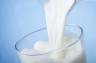 Serwatka z mleka – na co pomaga? Co zrobić z serwatki?