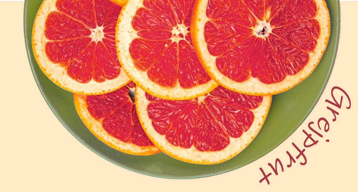 Plasterki czerwonego grejpfruta na talerzu.