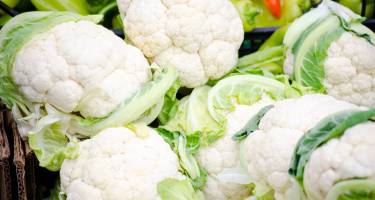 Kalafior – odmiany, właściwości, indeks glikemiczny, przepisy. Czy można jeść surowy kalafior?