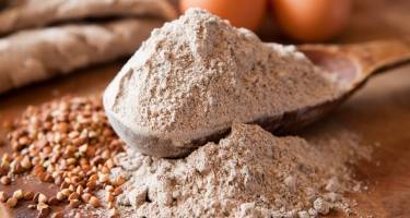 Mąka gryczana – właściwości, indeks glikemiczny, przepisy. Czy mąka gryczana posiada gluten?