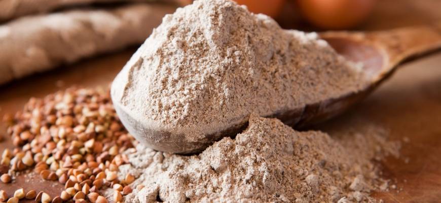 Mąka gryczana – właściwości, indeks glikemiczny, przepisy. Czy mąka gryczana posiada gluten?